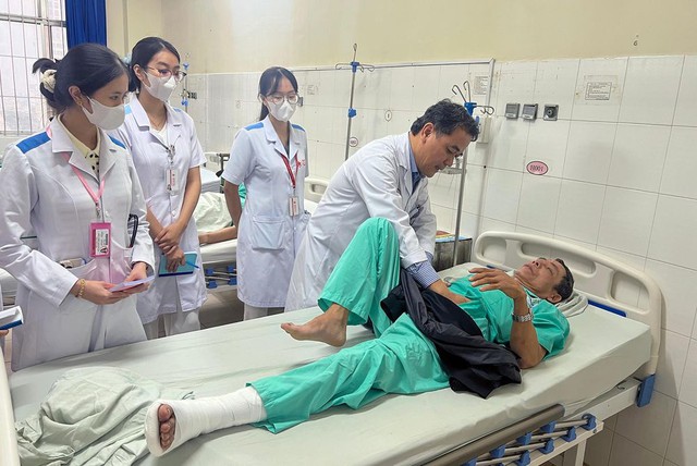 Tin mới nhất về sức khỏe các nạn nhân trong vụ sạt lở núi đè ô tô khách ở đèo Khánh Lê - Ảnh 2. Tin mới nhất về sức khỏe các nạn nhân trong vụ sạt lở núi đè ô tô khách ở đèo Khánh Lê - Ảnh 2.