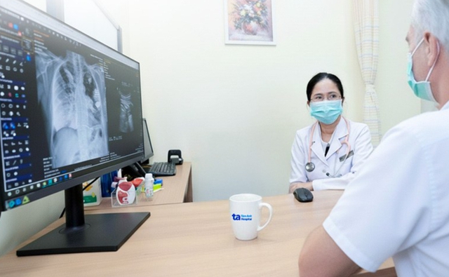 Đi khám vì đau ngực, người đàn ông 58 tuổi bất ngờ phát hiện tràn dịch màng phổi - Ảnh 2.