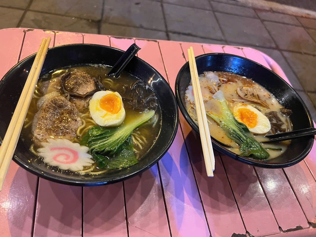 Mì ramen vỉa hè Hồ Tây: Đặc sản Nhật Bản hút khách giữa mùa đông Hà Nội - Ảnh 3.