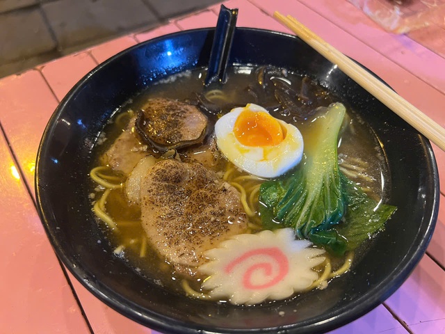 Mì ramen vỉa hè Hồ Tây: Đặc sản Nhật Bản hút khách giữa mùa đông Hà Nội - Ảnh 2.