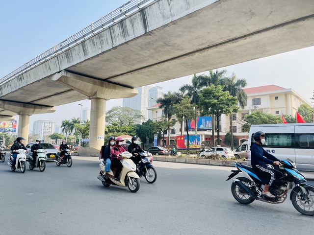 Người dân Hà Nội sắp đón tin vui thời tiết sau ngày mưa rét do không khí lạnh dồn dập tràn về - Ảnh 2.
