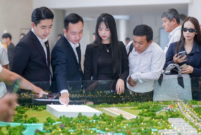 Tin sáng 19/11: Sắp tới, 8 loại giao dịch không bắt buộc phải công chứng, chứng thực? Phát hiện manh mối nghi của tài xế bị lũ cuốn ở Quảng Trị - Ảnh 4. Tin sáng 19/11: Sắp tới, 8 loại giao dịch không bắt buộc phải công chứng, chứng thực? Phát hiện manh mối nghi của tài xế bị lũ cuốn ở Quảng Trị - Ảnh 4.