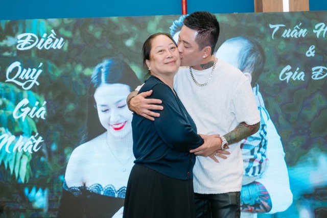 Tuấn Hưng: 'Không có nỗi mất mát nào lớn bằng việc phải xa mẹ' - Ảnh 2. Tuấn Hưng: 'Không có nỗi mất mát nào lớn bằng việc phải xa mẹ' - Ảnh 2.