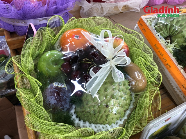 Thị trường quà tri ân thầy cô nhộn nhịp trước ngày Nhà giáo Việt Nam 20 / 11 - Ảnh 3. Thị trường quà tri ân thầy cô nhộn nhịp trước ngày Nhà giáo Việt Nam 20 / 11 - Ảnh 3.