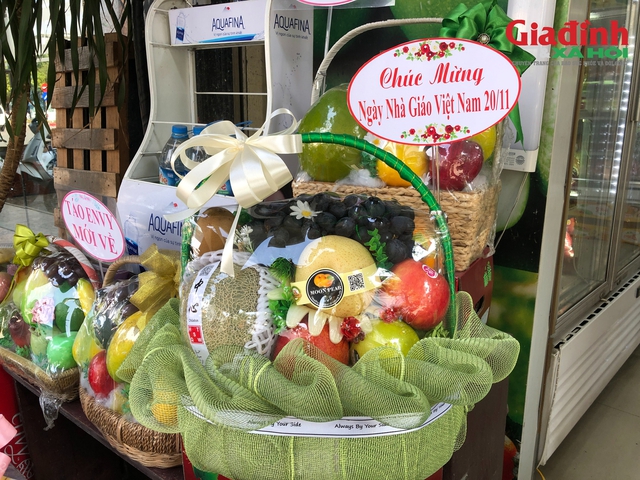 Thị trường quà tri ân thầy cô nhộn nhịp trước ngày Nhà giáo Việt Nam 20 / 11 - Ảnh 2. Thị trường quà tri ân thầy cô nhộn nhịp trước ngày Nhà giáo Việt Nam 20 / 11 - Ảnh 2.