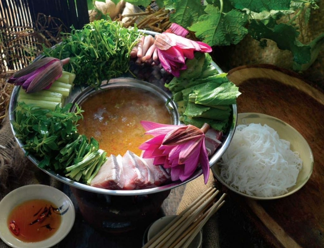 Bí quyết chọn rau ăn lẩu mắm chuẩn vị miền Tây, giúp cân bằng dinh dưỡng - Ảnh 1.