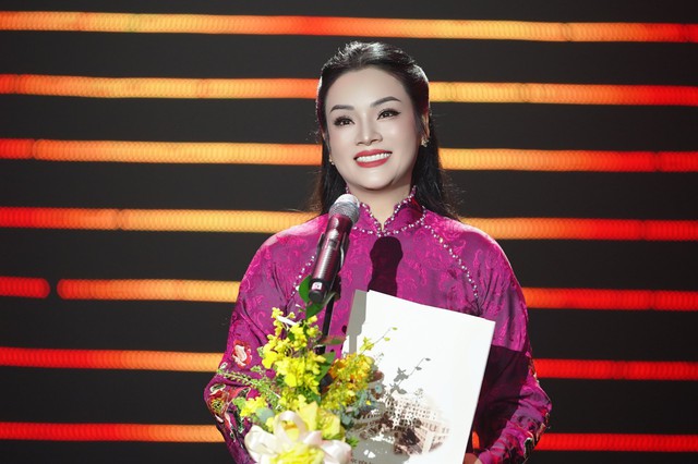 Nữ NSƯT nổi tiếng dòng nhạc đỏ vừa nhận được phong hàm Phó giáo sư là ai? - Ảnh 2.