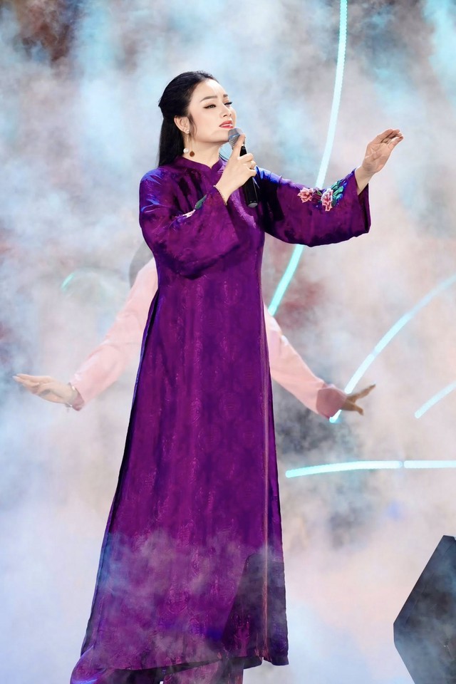 Nữ NSƯT nổi tiếng dòng nhạc đỏ vừa nhận được phong hàm Phó giáo sư là ai? - Ảnh 3.