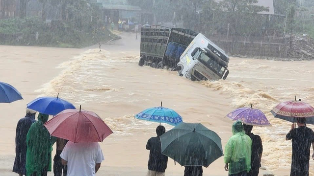 Cận cảnh tìm thấy nhiều vật dụng cá nhân của tài xế xe đầu kéo mất tích ở Quảng Trị - Ảnh 2. Cận cảnh tìm thấy nhiều vật dụng cá nhân của tài xế xe đầu kéo mất tích ở Quảng Trị - Ảnh 2.