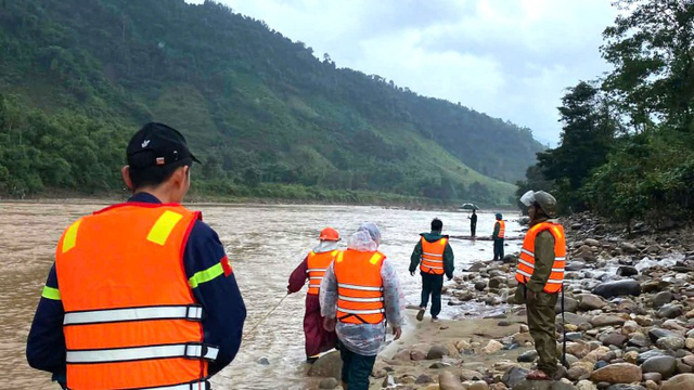 Cận cảnh tìm thấy nhiều vật dụng cá nhân của tài xế xe đầu kéo mất tích ở Quảng Trị - Ảnh 3. Cận cảnh tìm thấy nhiều vật dụng cá nhân của tài xế xe đầu kéo mất tích ở Quảng Trị - Ảnh 3.