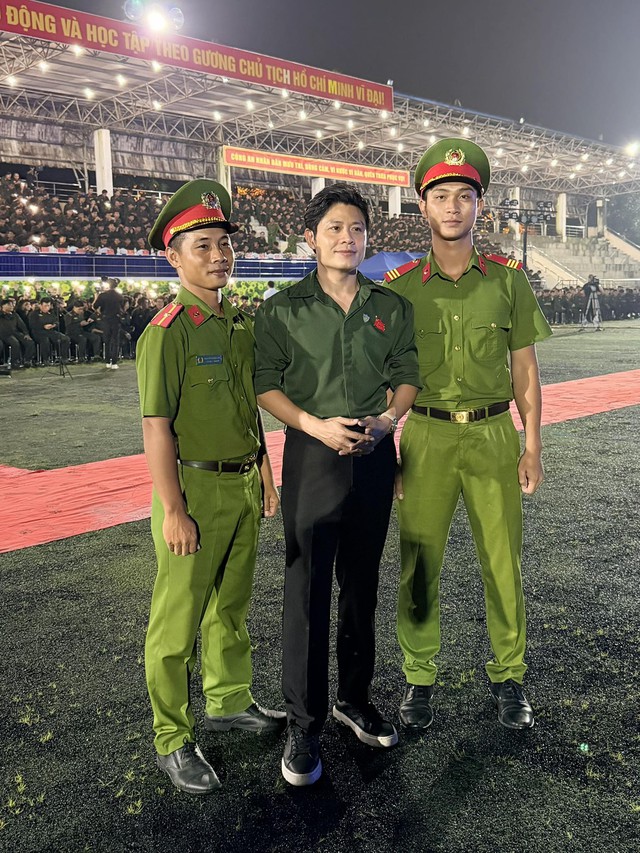 Nhạc sĩ Nguyễn Văn Chung gây chú ý với giải thưởng và khoảnh khắc hài hước - Ảnh 4. Nhạc sĩ Nguyễn Văn Chung gây chú ý với giải thưởng và khoảnh khắc hài hước - Ảnh 4.