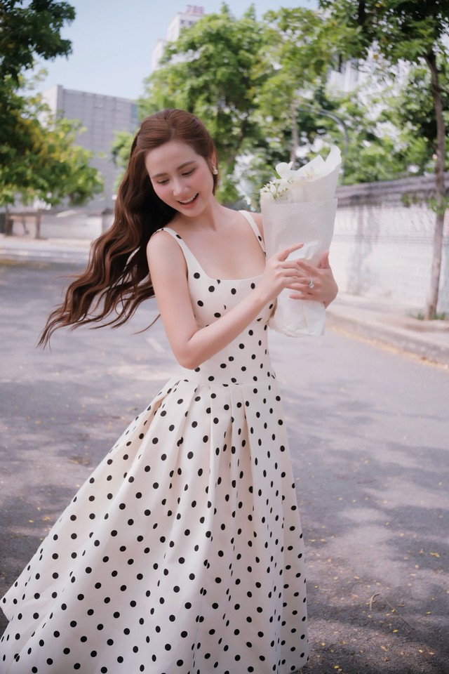 Vợ Chí Nhân trong 'Cách em 1 milimet' đời thực có nhan sắc 'hack tuổi' ra sao? - Ảnh 5. Vợ Chí Nhân trong 'Cách em 1 milimet' đời thực có nhan sắc 'hack tuổi' ra sao? - Ảnh 5.