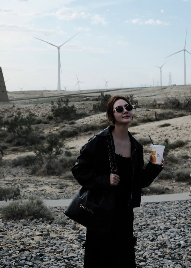 Vợ Chí Nhân trong 'Cách em 1 milimet' đời thực có nhan sắc 'hack tuổi' ra sao? - Ảnh 6. Vợ Chí Nhân trong 'Cách em 1 milimet' đời thực có nhan sắc 'hack tuổi' ra sao? - Ảnh 6.