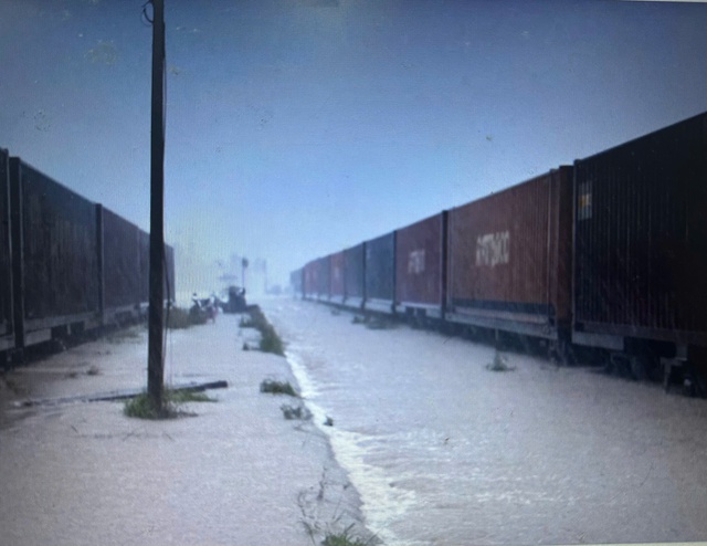 Tin sáng 21/11: Đường sắt tạm ngừng chạy do mưa lũ, đổi trả vé online miễn phí thế nào?; Miền Bắc có thể xuất hiện sương muối, Nam Trung Bộ còn mưa - Ảnh 1.