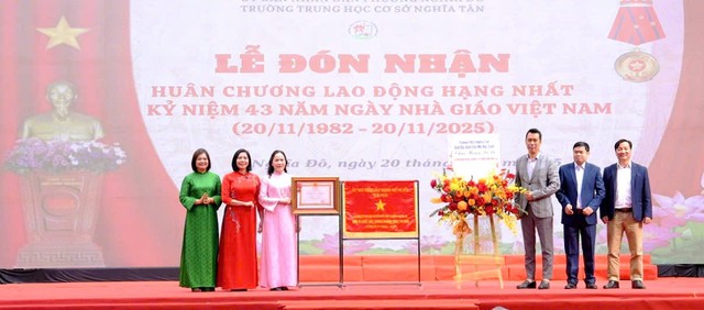 Trường THCS Nghĩa Tân vinh dự đón Huân chương Lao động hạng Nhất và kỷ niệm Ngày Nhà giáo Việt Nam - Ảnh 1. Trường THCS Nghĩa Tân vinh dự đón Huân chương Lao động hạng Nhất và kỷ niệm Ngày Nhà giáo Việt Nam - Ảnh 1.