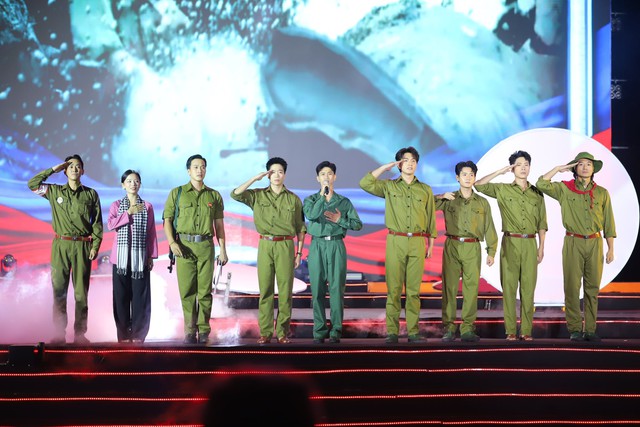 'Mưa đỏ' tiếp tục nhận tin vui quốc tế - Ảnh 4.