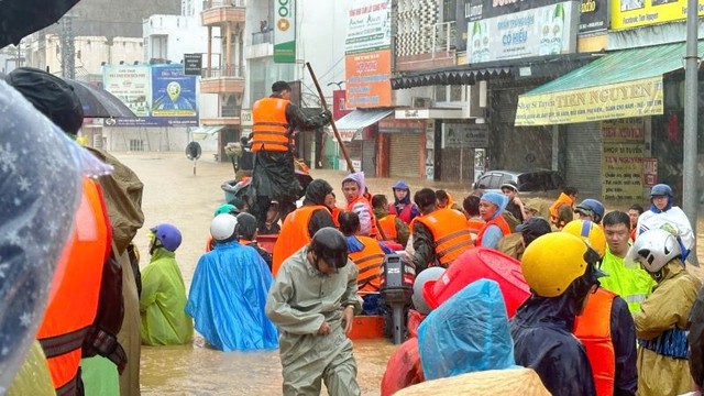 Những hình ảnh người dân oằn mình trong cơn lũ - Ảnh 6.