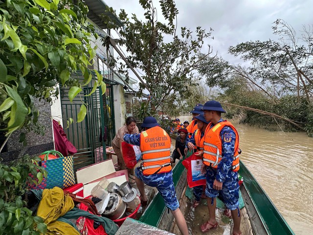 Những hình ảnh người dân oằn mình trong cơn lũ - Ảnh 14.