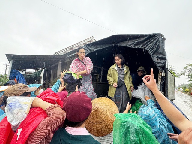 Những hình ảnh người dân oằn mình trong cơn lũ - Ảnh 12.
