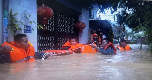 Những hình ảnh người dân oằn mình trong cơn lũ - Ảnh 13.