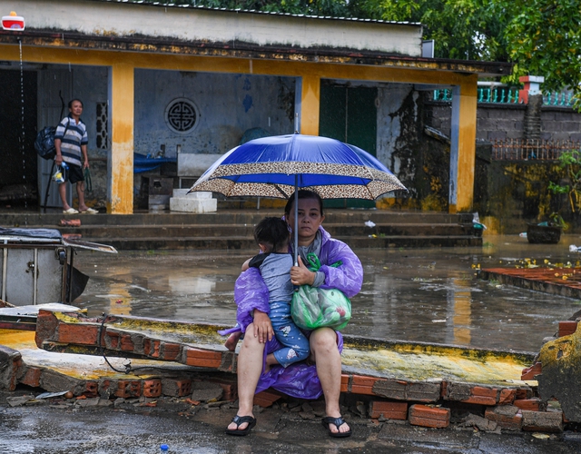 Những hình ảnh người dân oằn mình trong cơn lũ - Ảnh 8.