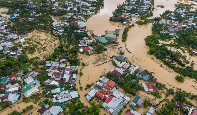 Những hình ảnh người dân oằn mình trong cơn lũ - Ảnh 9.