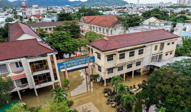 Những hình ảnh người dân oằn mình trong cơn lũ - Ảnh 10.