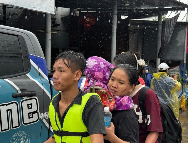 Những hình ảnh người dân oằn mình trong cơn lũ - Ảnh 11.