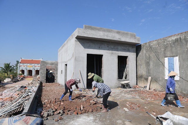 Những mái nhà kiên cố hồi sinh sau giông lốc Ninh Bình - Ảnh 2. Những mái nhà kiên cố hồi sinh sau giông lốc Ninh Bình - Ảnh 2.