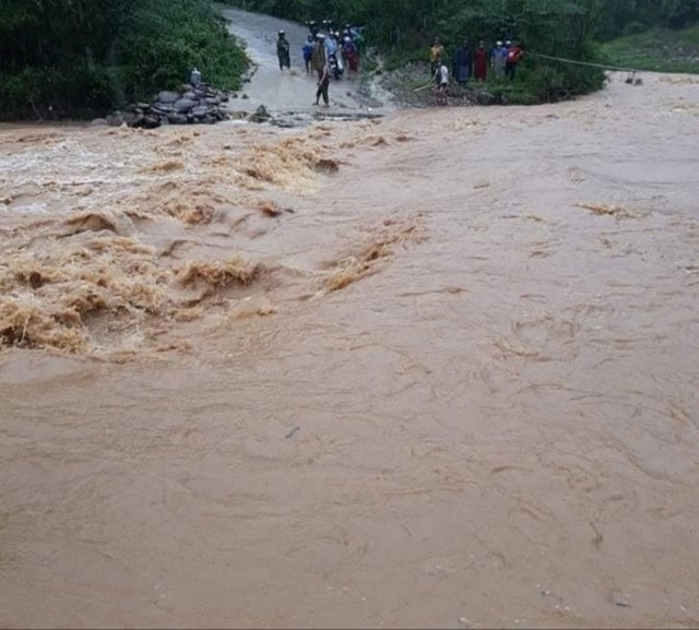 Những hình ảnh người dân oằn mình trong cơn lũ - Ảnh 3.