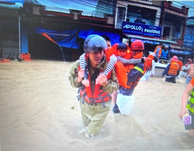 Những hình ảnh người dân oằn mình trong cơn lũ - Ảnh 5.