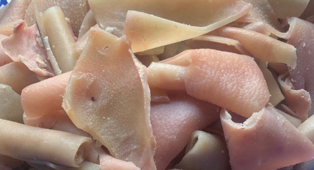 Món ngon ngày lạnh: Cách làm sạch để bì lợn không còn bị hôi và gợi ý 2 món ngon ấm bụng dễ làm - Ảnh 3.