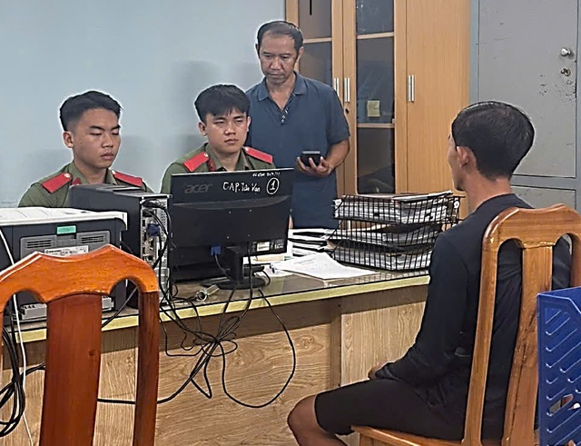 Công an xử phạt người đăng tin giả về lũ lụt tại cầu hóa an - Ảnh 1.