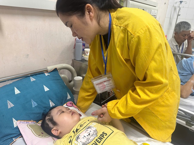 Vòng tay nhân ái giúp bé Phương Dung 7 tuổi vượt qua bệnh hiểm nghèo - Ảnh 3.