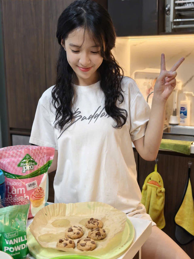 Con gái diễn viên Hồng Đăng: 14 tuổi 'trổ mã' xinh xắn như thiếu nữ - Ảnh 6. Con gái diễn viên Hồng Đăng: 14 tuổi 'trổ mã' xinh xắn như thiếu nữ - Ảnh 6.