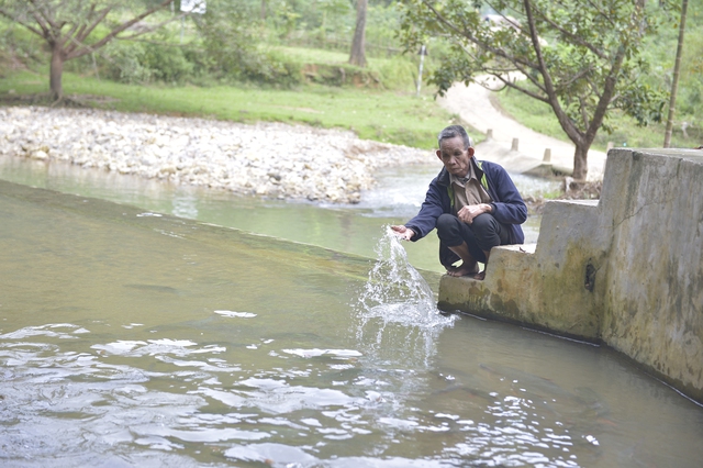 Khám phá bí ẩn hang cá thần Văn Nho và hiện tượng cá thay đổi màu da theo thời tiết - Ảnh 4.