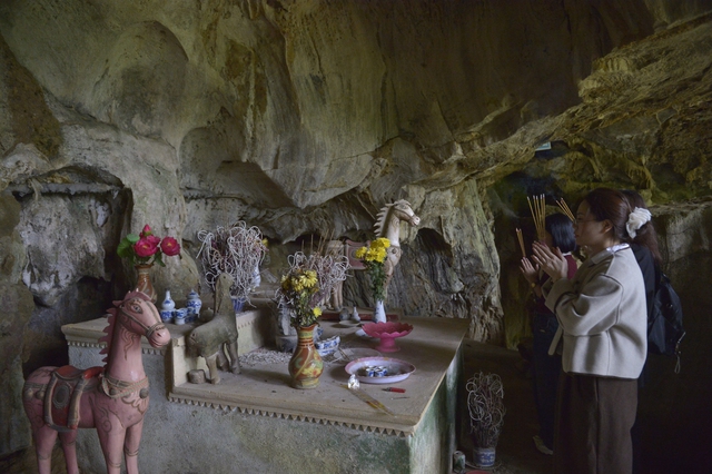 Khám phá bí ẩn hang cá thần Văn Nho và hiện tượng cá thay đổi màu da theo thời tiết - Ảnh 6.