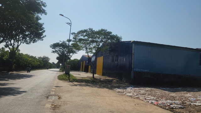 Hà Nội lo ngại rủi ro cháy nổ từ Nhà xưởng tạm làm sân pickleball - Ảnh 1. Hà Nội lo ngại rủi ro cháy nổ từ Nhà xưởng tạm làm sân pickleball - Ảnh 1.