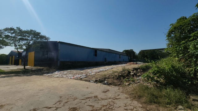 Hà Nội lo ngại rủi ro cháy nổ từ Nhà xưởng tạm làm sân pickleball - Ảnh 2. Hà Nội lo ngại rủi ro cháy nổ từ Nhà xưởng tạm làm sân pickleball - Ảnh 2.