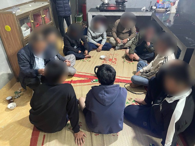 Bắt 10 đối tượng đánh bạc theo kiểu “cờ bạc làng” - Ảnh 1.