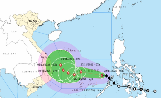 Tin bão mới nhất: Bão số 15 trên Biển Đông, hướng đi liên tục thay đổi, miền Trung chuẩn bị mưa lớn - Ảnh 1.
