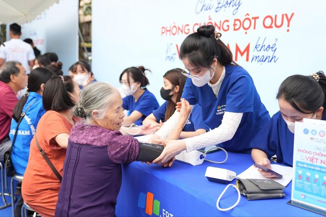 Đột quỵ khởi phát bất ngờ: Cần nhận biết sớm để cứu sống kịp - Ảnh 5. Đột quỵ khởi phát bất ngờ: Cần nhận biết sớm để cứu sống kịp - Ảnh 5.