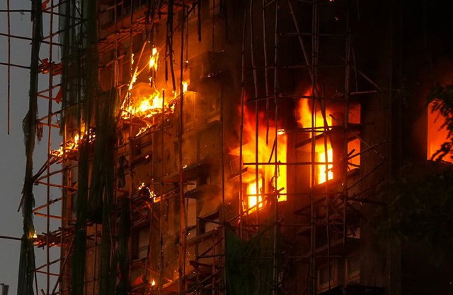 Toàn cảnh vụ cháy thảm họa nhất 3 thập kỷ ở Hong Kong (Trung Quốc): Số người tử vong chạm mốc 36, 10 tiếng cả thành phố vật lộn trong kinh hoàng - Ảnh 12.