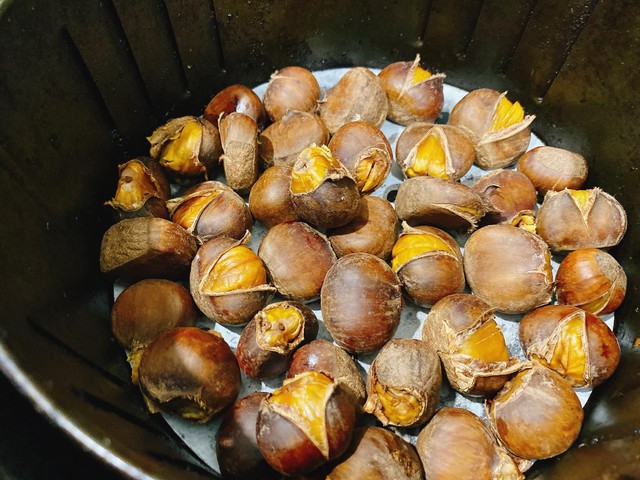 Hạt dẻ mùa đông: Thức quà bổ thận giúp ổn định đường huyết và nhiều món ngon - Ảnh 2. Hạt dẻ mùa đông: Thức quà bổ thận giúp ổn định đường huyết và nhiều món ngon - Ảnh 2.