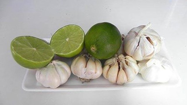Kết hợp quả chanh với tỏi có khả năng xua đuổi tà khí và ngăn ngừa năng lượng xấu xâm nhập - Ảnh 1.