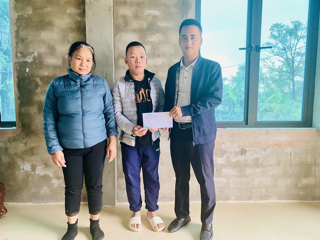 Trao tiền bạn đọc hỗ trợ hoàn cảnh khó khăn ở Hà Tĩnh - Ảnh 2.