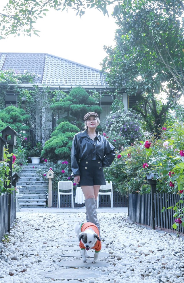 NSND Thu Quế khoe sắc bên hoa dã quỳ ở Hà Nội  - Ảnh 6.