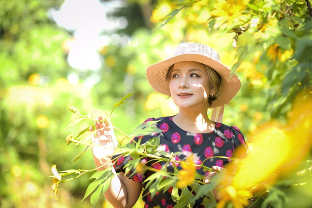 NSND Thu Quế khoe sắc bên hoa dã quỳ ở Hà Nội  - Ảnh 2.