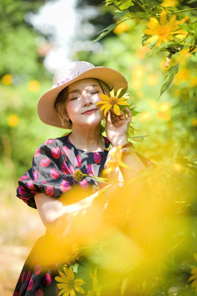 NSND Thu Quế khoe sắc bên hoa dã quỳ ở Hà Nội  - Ảnh 3.