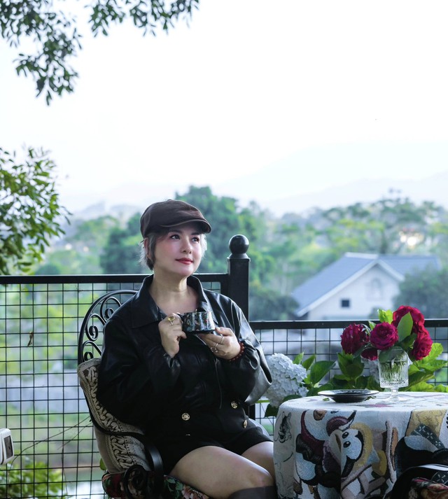 NSND Thu Quế khoe sắc bên hoa dã quỳ ở Hà Nội  - Ảnh 5.